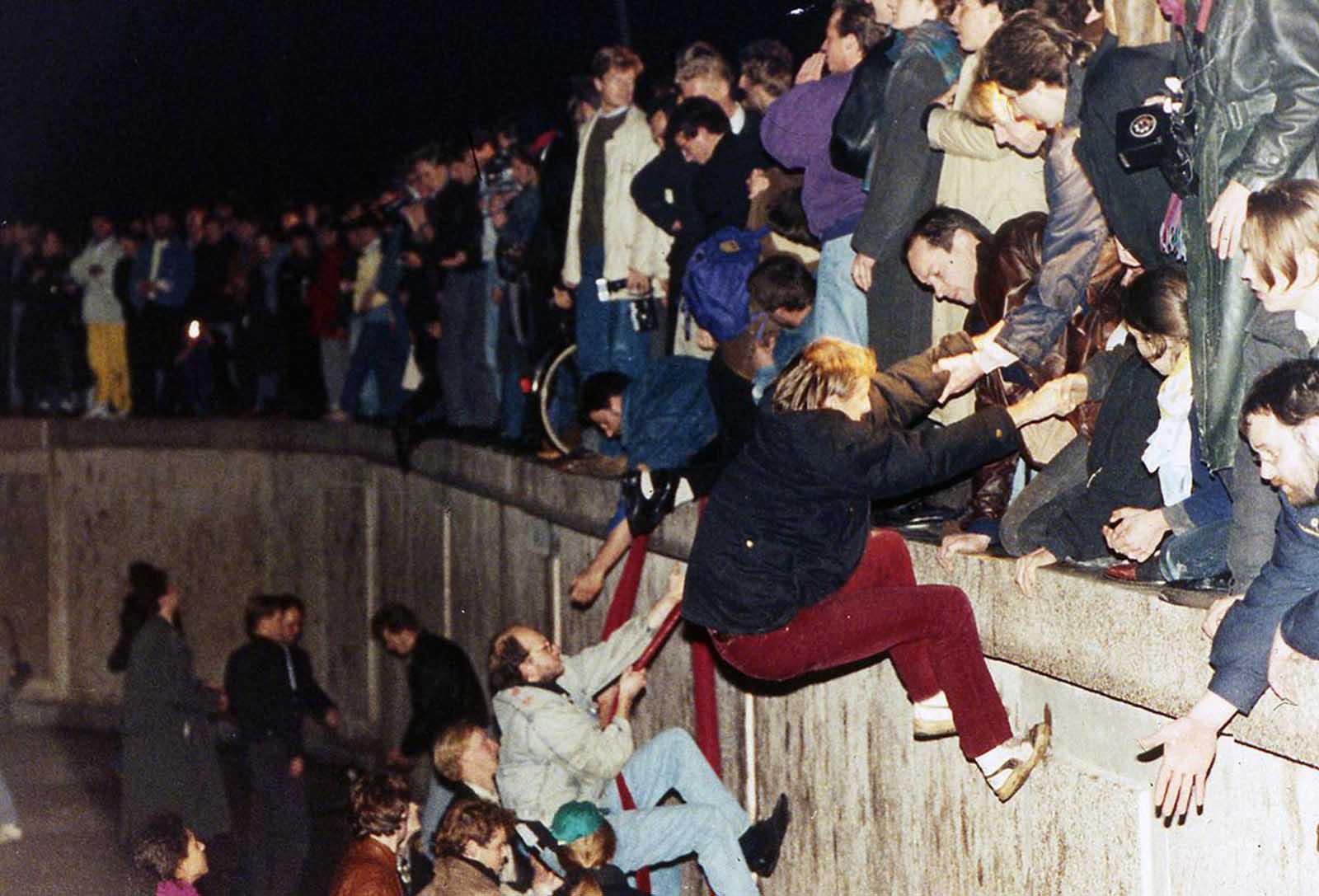 1989 jyly 10 qarasha. Berlın qabyrǵasynyń Brandenbýrg qaqpasyna jetken Shyǵys jáne Batys nemisteri