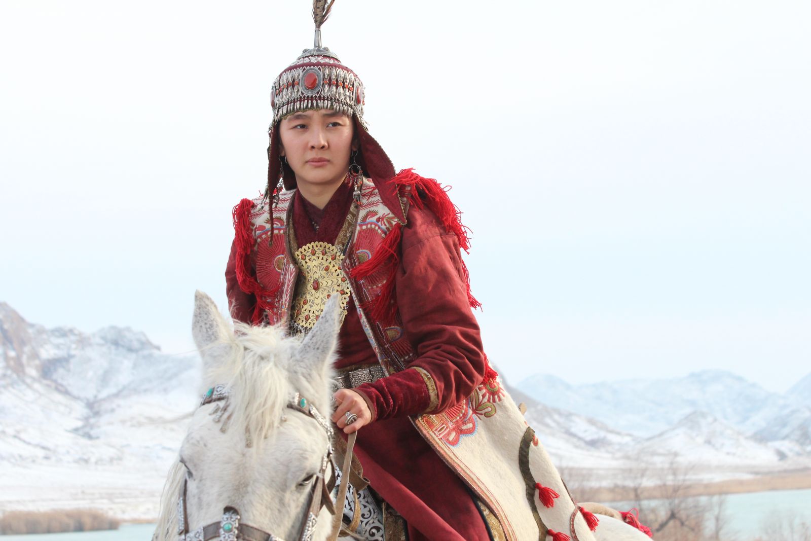 Kazakh me. Национальный костюм Чингис хана. Костюм Чингисхана. Казахский национальный костюм. Монгольский национальный костюм женский.